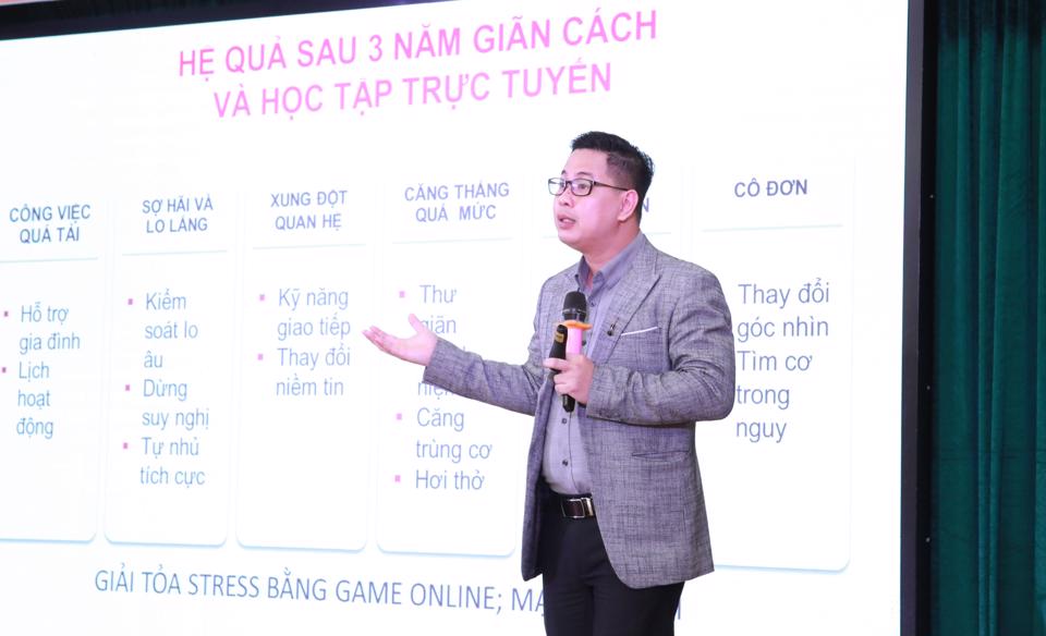 PGS.TS. Trần Thành Nam chia sẻ với phụ huynh, giáo viên và các em học sinh.&nbsp;