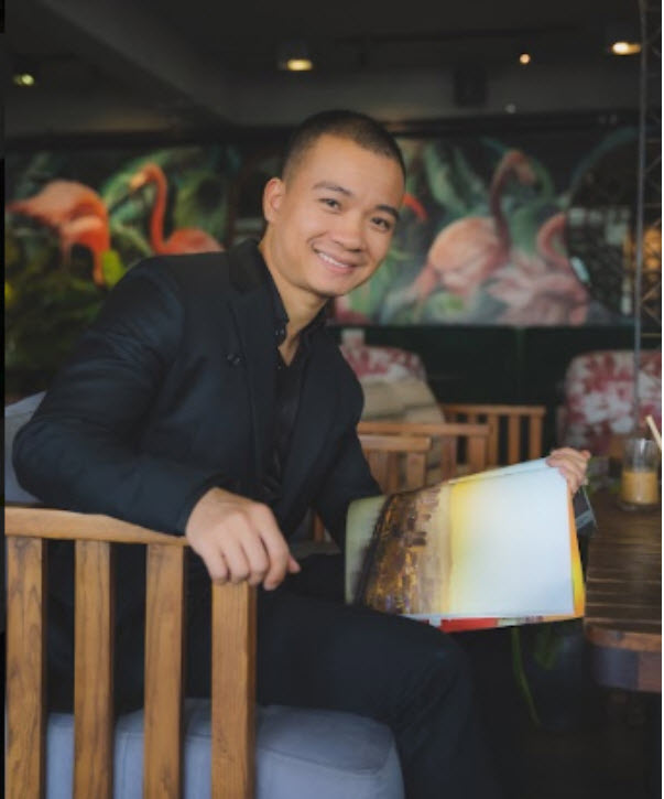 Anh Nguyễn Văn Tú là người tài trợ toàn bộ 1000 kính bơi và phao cứu sinh cho chương trình “Tình yêu sông Hồng”
