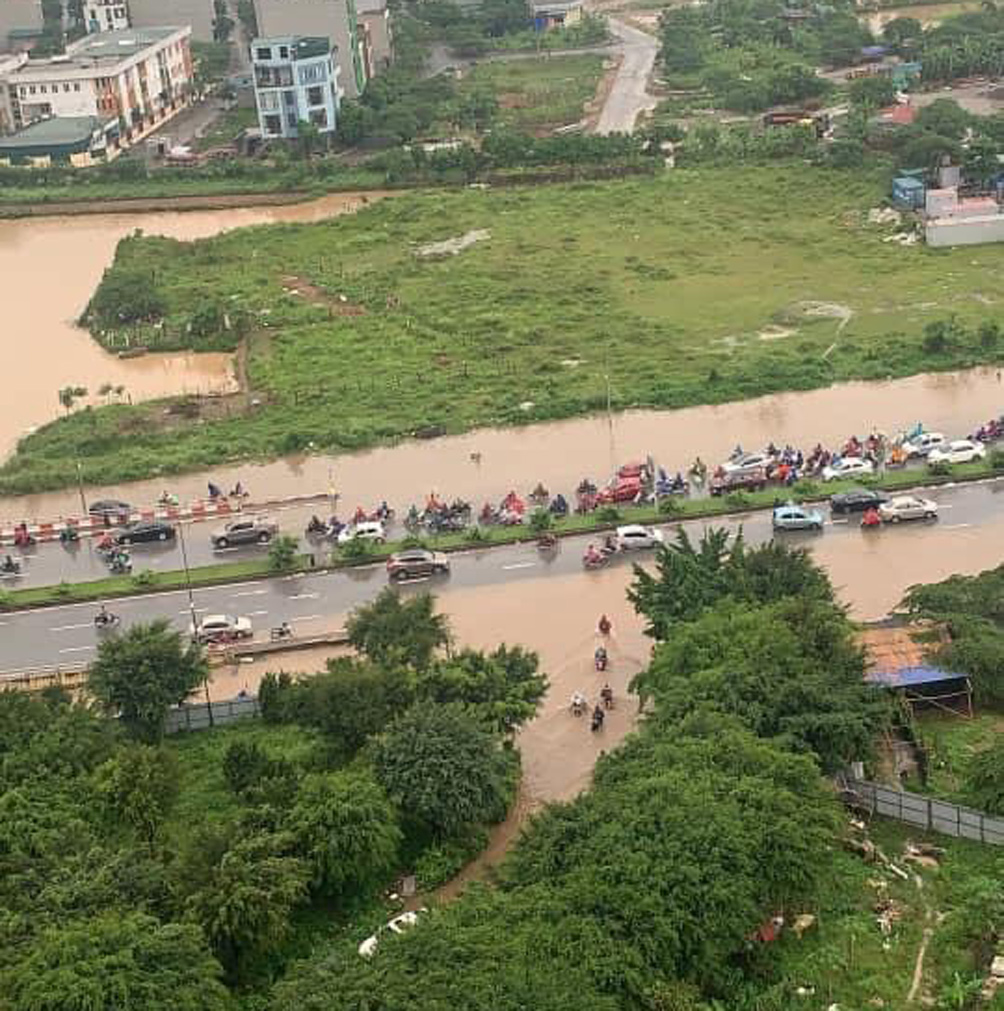 Đường phố Hà Nội ngập sâu, ùn tắc khủng khiếp vào sáng đầu tuần - 2