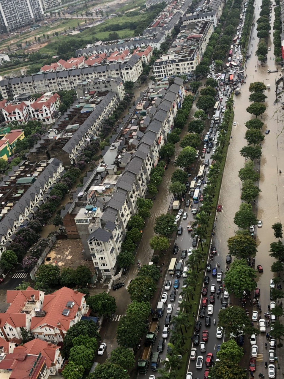 Khu vực Lê Trọng Tấn cũng không thoát khỏi cảnh phố hóa thành sông, nhiều tài xế lo ngại ngập nước nên không dám di chuyển.