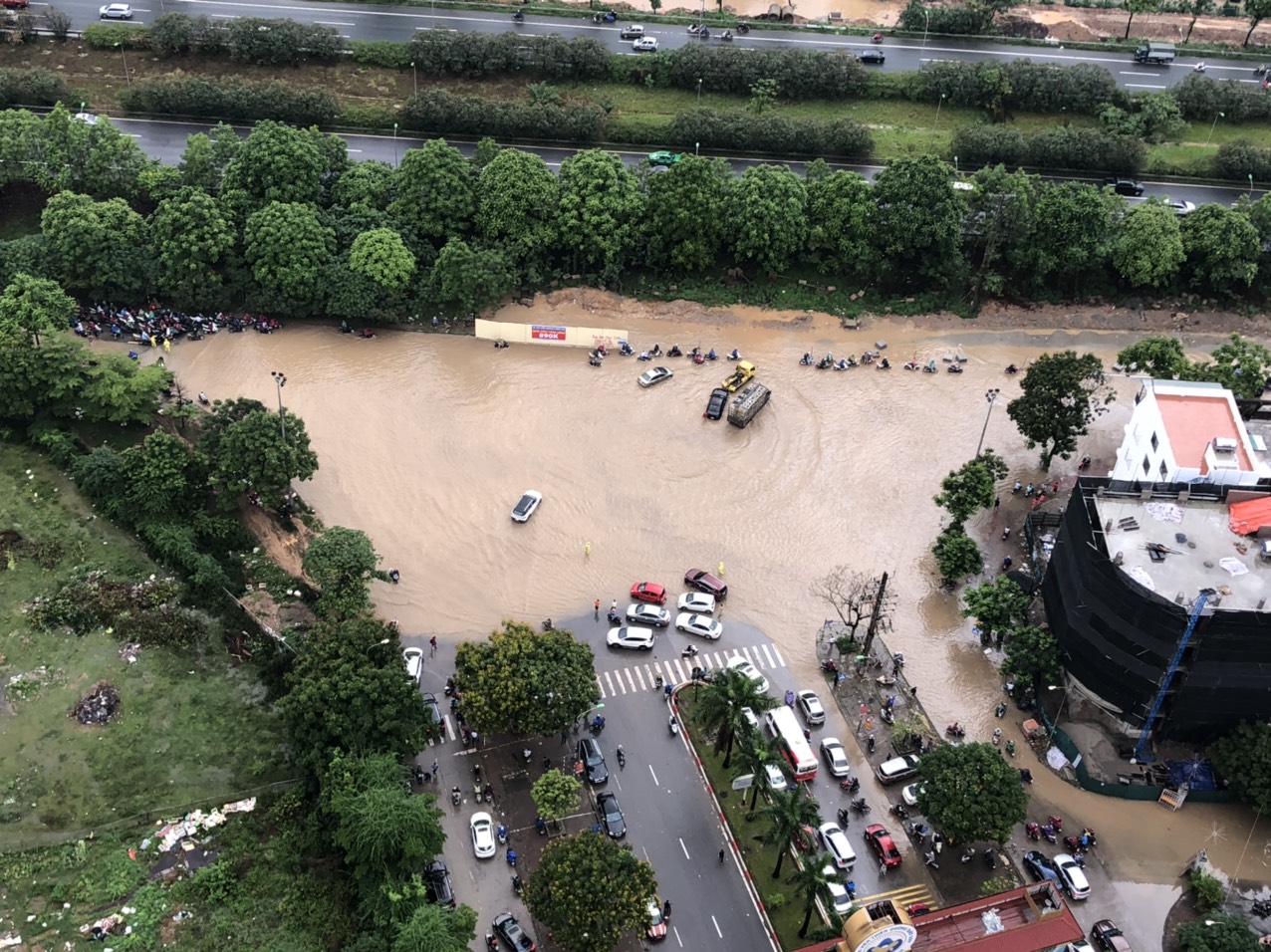 Nước ngập sâu khiến các phương tiện lưu thông rất khó khăn.