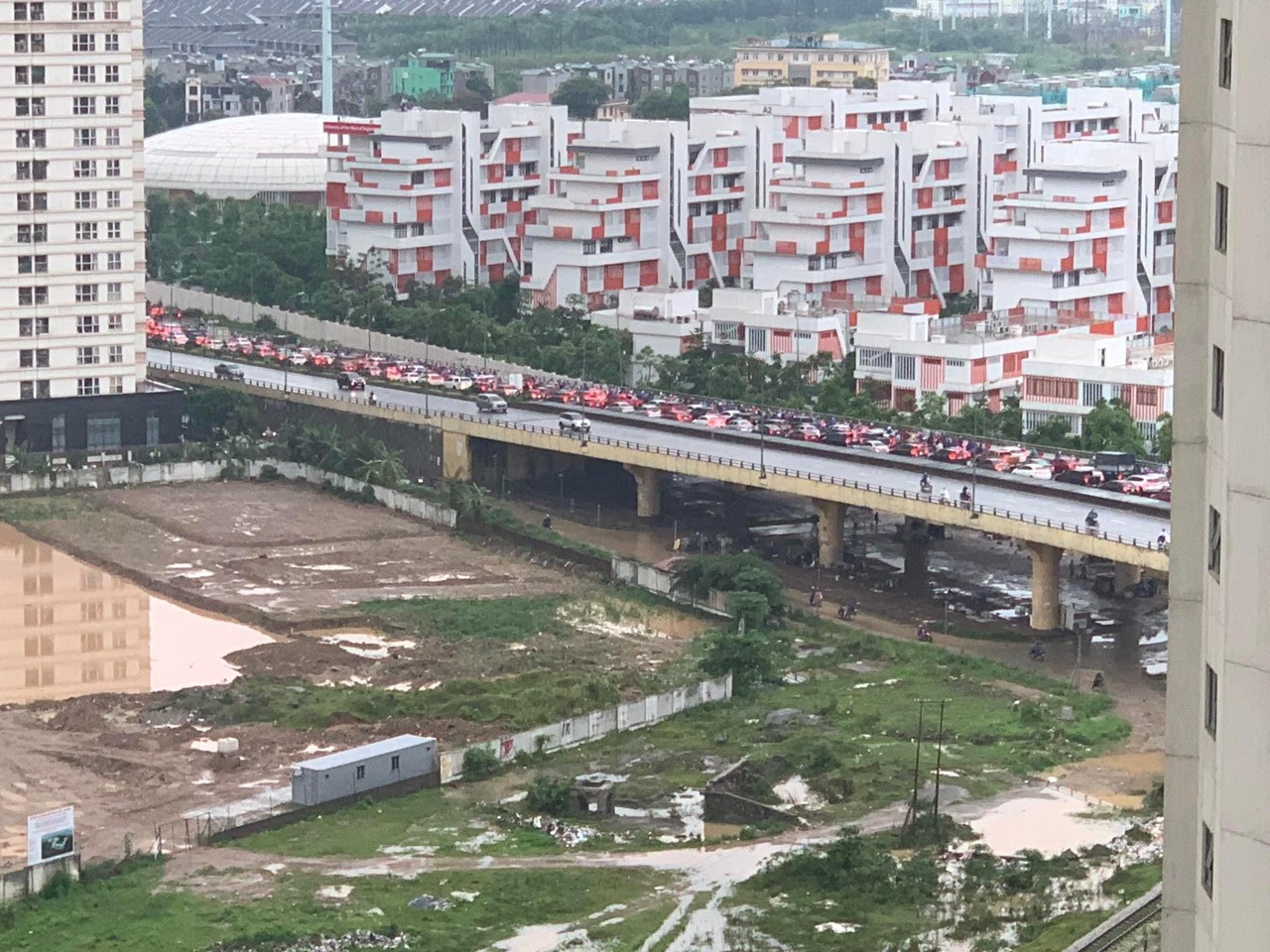 Khu vực Yên Nghĩa – Hà Đông, đoạn qua khu chung cư Xuân Mai&nbsp;Complex&nbsp;ùn tắc cục bộ do một phần đường bị ngập sâu.