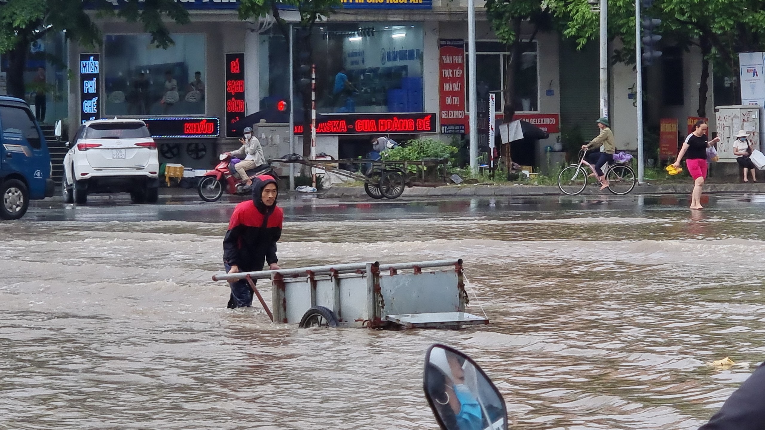 Đường phố Hà Nội ngập sâu, ùn tắc khủng khiếp vào sáng đầu tuần - 16