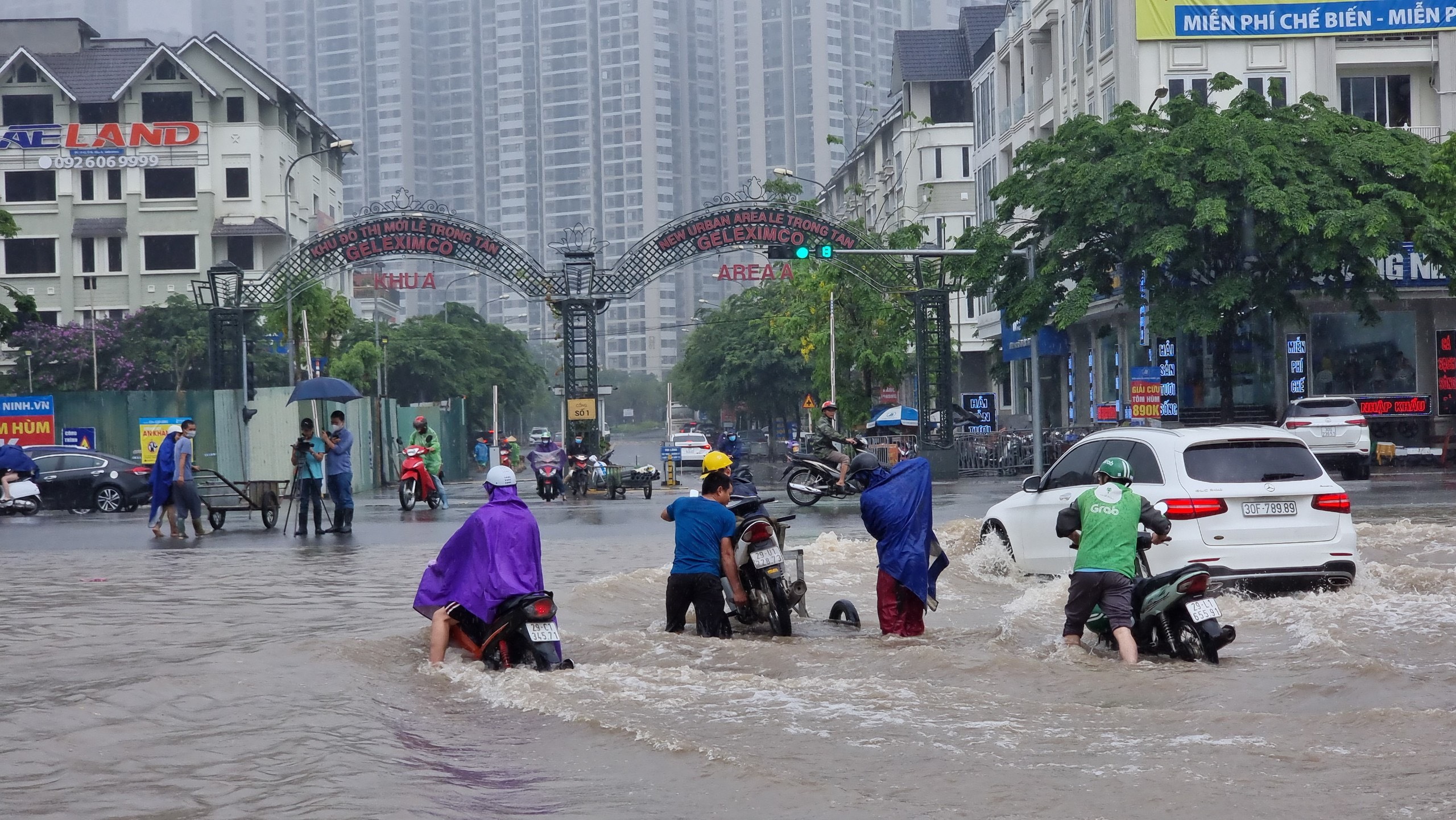 Đường phố Hà Nội ngập sâu, ùn tắc khủng khiếp vào sáng đầu tuần - 15