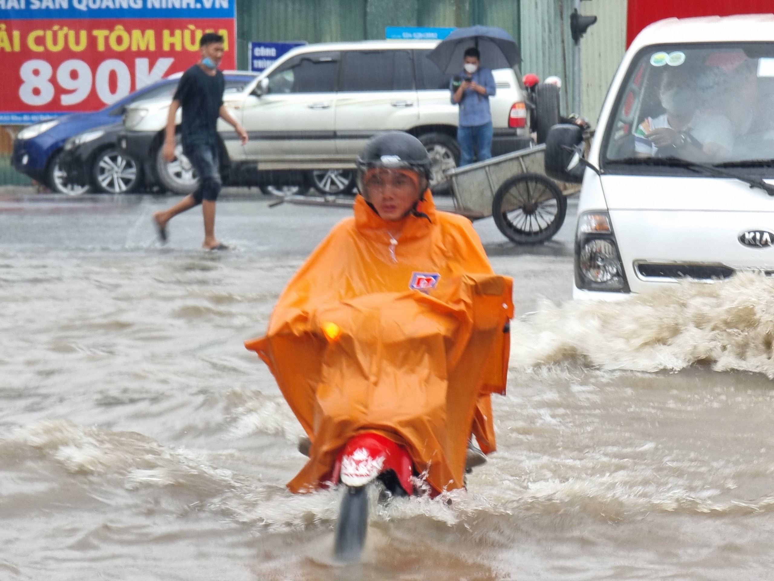 Đường phố Hà Nội ngập sâu, ùn tắc khủng khiếp vào sáng đầu tuần - 11