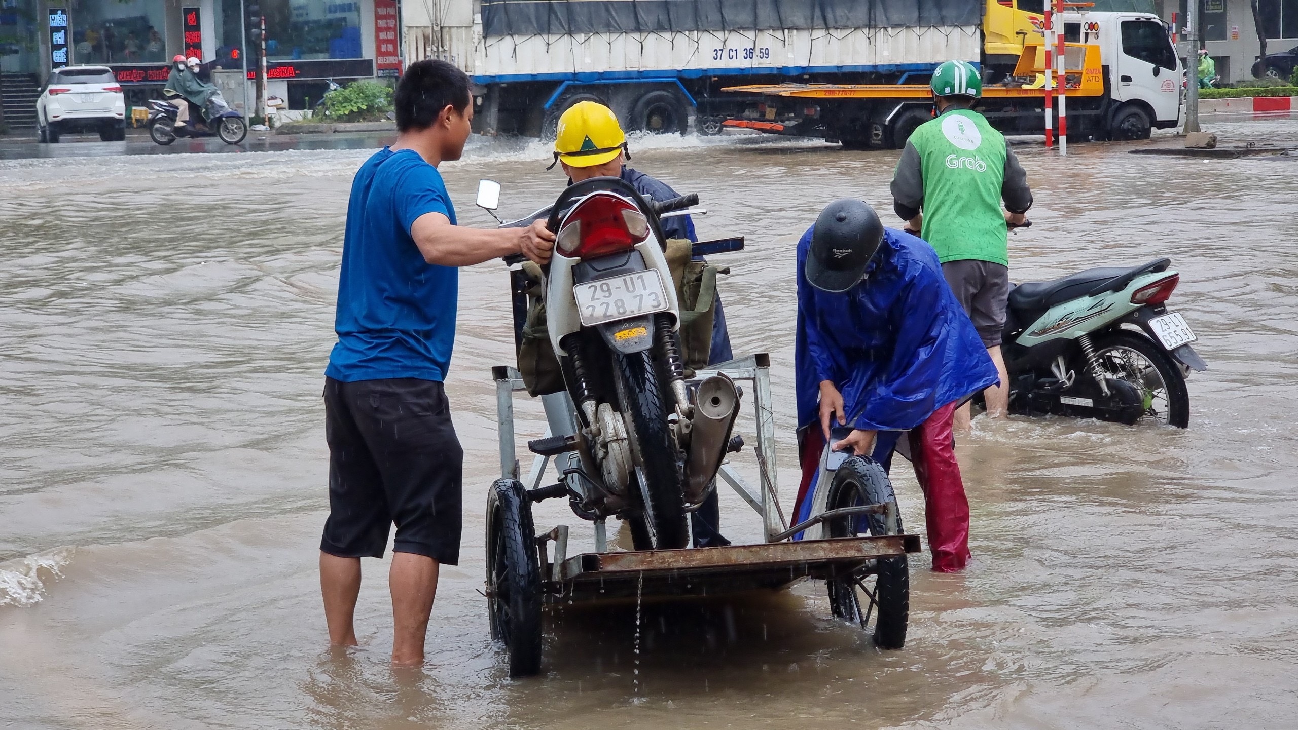 Đường phố Hà Nội ngập sâu, ùn tắc khủng khiếp vào sáng đầu tuần - 13