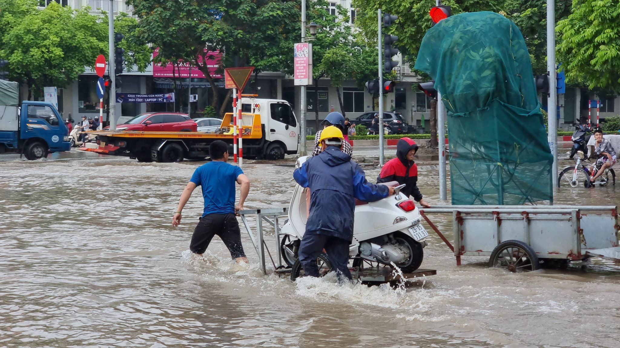 Đường phố Hà Nội ngập sâu, ùn tắc khủng khiếp vào sáng đầu tuần - 14