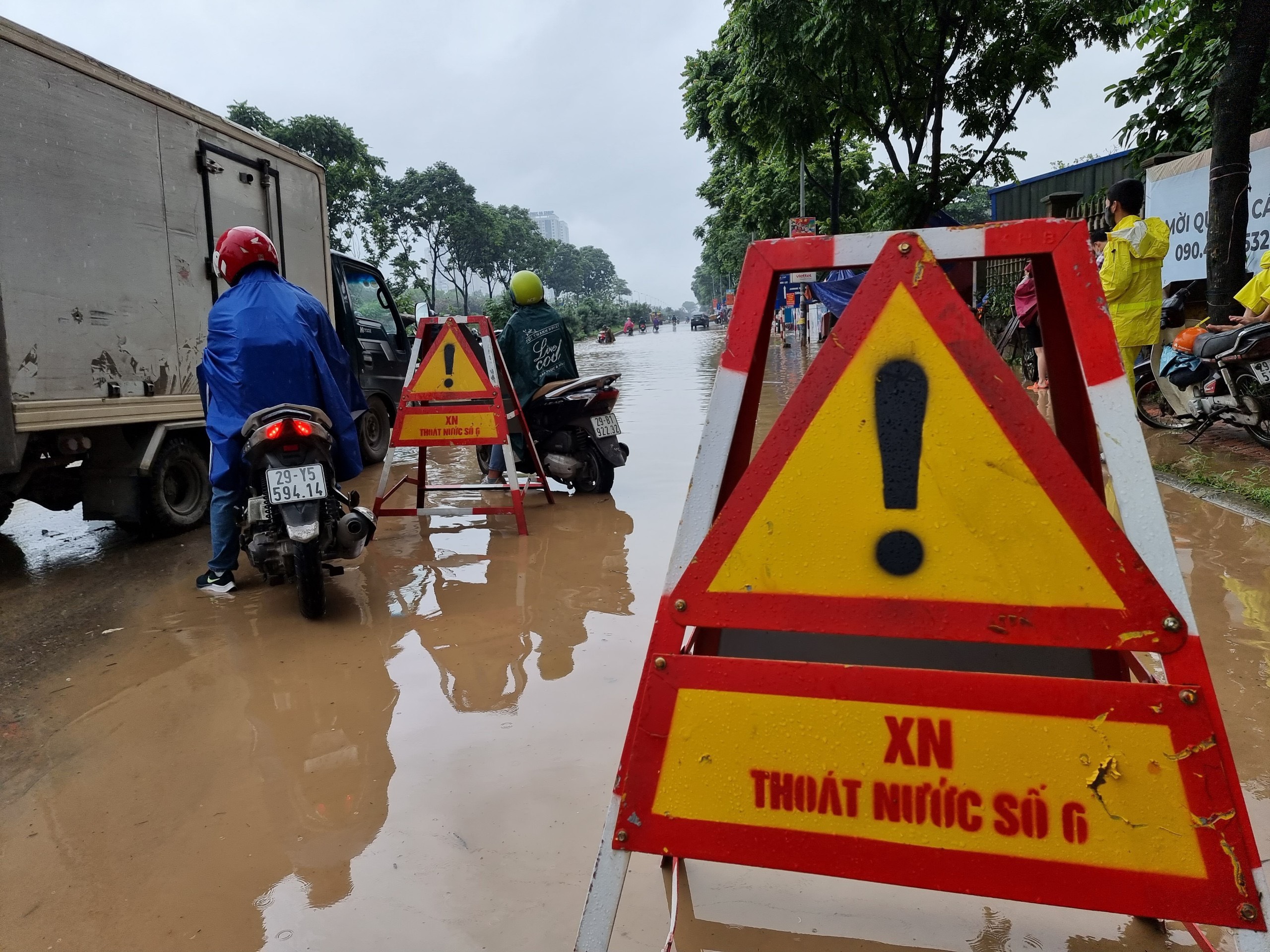 Khu vực An Khánh, Hoài Đức có đoạn đường ngập sâu 60m nhiều phương tiện sử dụng xe ba gác để chở xe máy qua