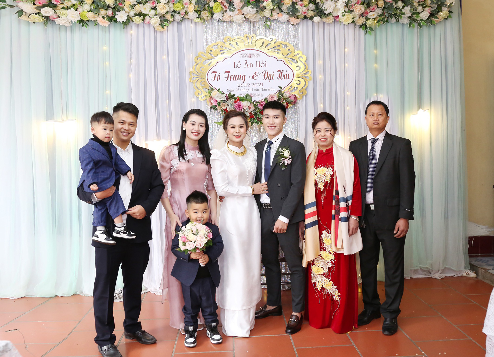 Tô Thị Trang bên gia đình trong ngày thành hôn