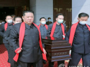 Thế giới - Ông Kim Jong Un khiêng quan tài, thả đất xuống mộ tiễn biệt nguyên soái Triều Tiên