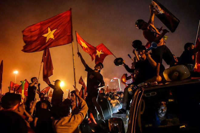 Cổ động viên Việt Nam đổ ra đường ăn mừng chiến thắng của U-23 Việt Nam. Ảnh: AFP