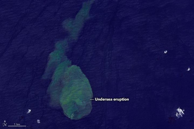 Cận cảnh vụ phun trào của "Cá mập phun lửa" - Ảnh: U.S. GEOLOGYCAL SURVEY/NASA