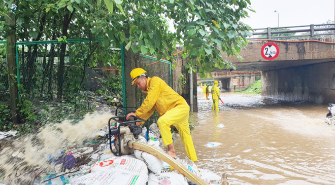 Công ty Thoát nước Hà Nội triển khai bơm cưỡng bức tiêu úng cho các hầm chui bị ngập