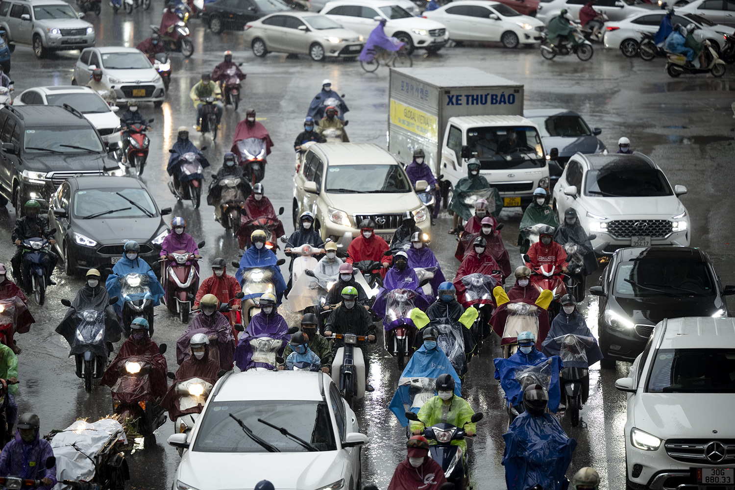 &nbsp;Ngã tư Mai dịch và đường Cầu Giấy chiều hướng ra ngoại thành ùn tắc trong cơn mưa lớn.