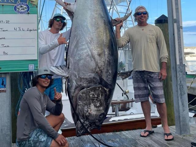 Mỹ: Ngư dân vật lộn suốt 4 giờ, câu cá ngừ “khủng” nặng gần 4 tạ