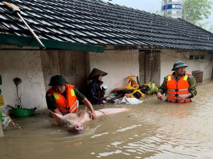 Nhiều khu vực ở Vĩnh Phúc ngập sâu, công an dầm mình cứu tài sản cho dân