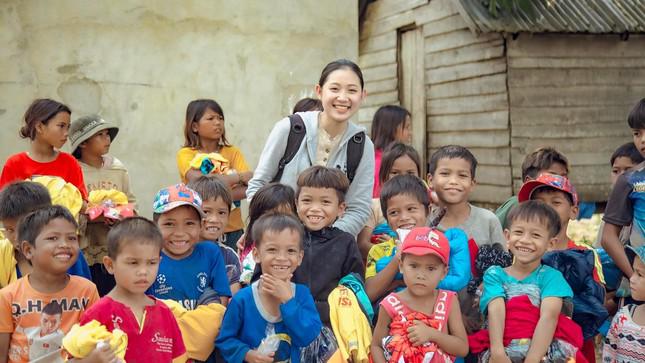 Không chỉ đến trao những món quà thiết thực rồi ra về mà Thùy Trang còn thăm hỏi, giúp đỡ công việc nhà và chơi với lũ trẻ trong buôn làng.