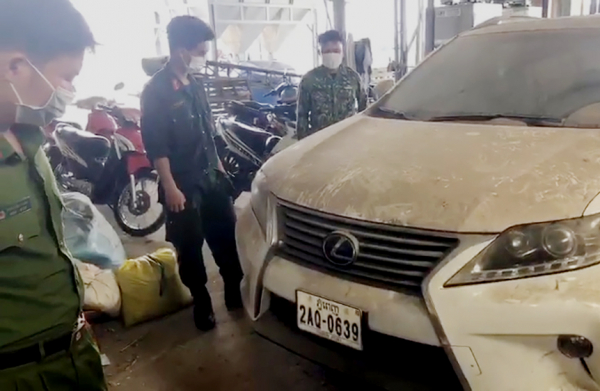 Tổ công tác phát hiện xe ô tô LEXUS RX350, BKS nước ngoài 2AQ-0639 tại&nbsp;kho hàng hóa của Công ty TNHH MTV Chính Phượng (xã Khánh An, huyện An Phú)