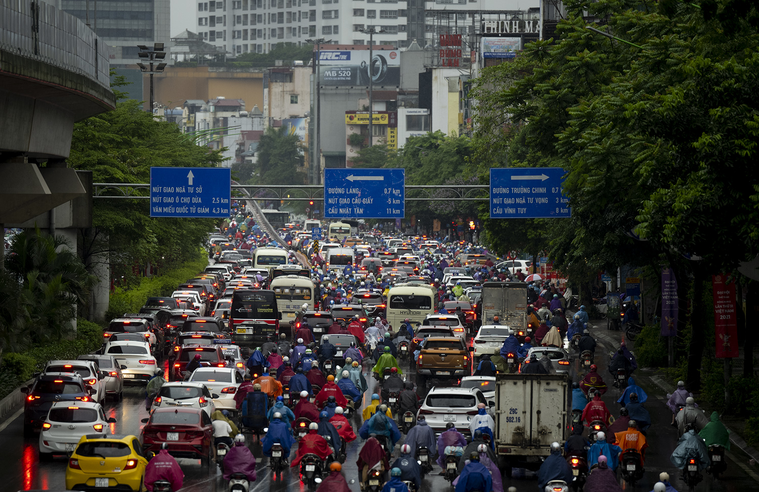 Hà Nội ùn tắc kinh hoàng, người dân chôn chân dưới trời mưa - 2