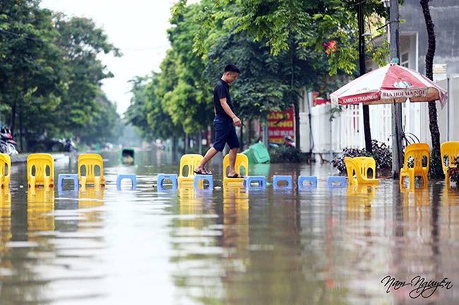 Cách đi qua đường mùa nước ngập.
