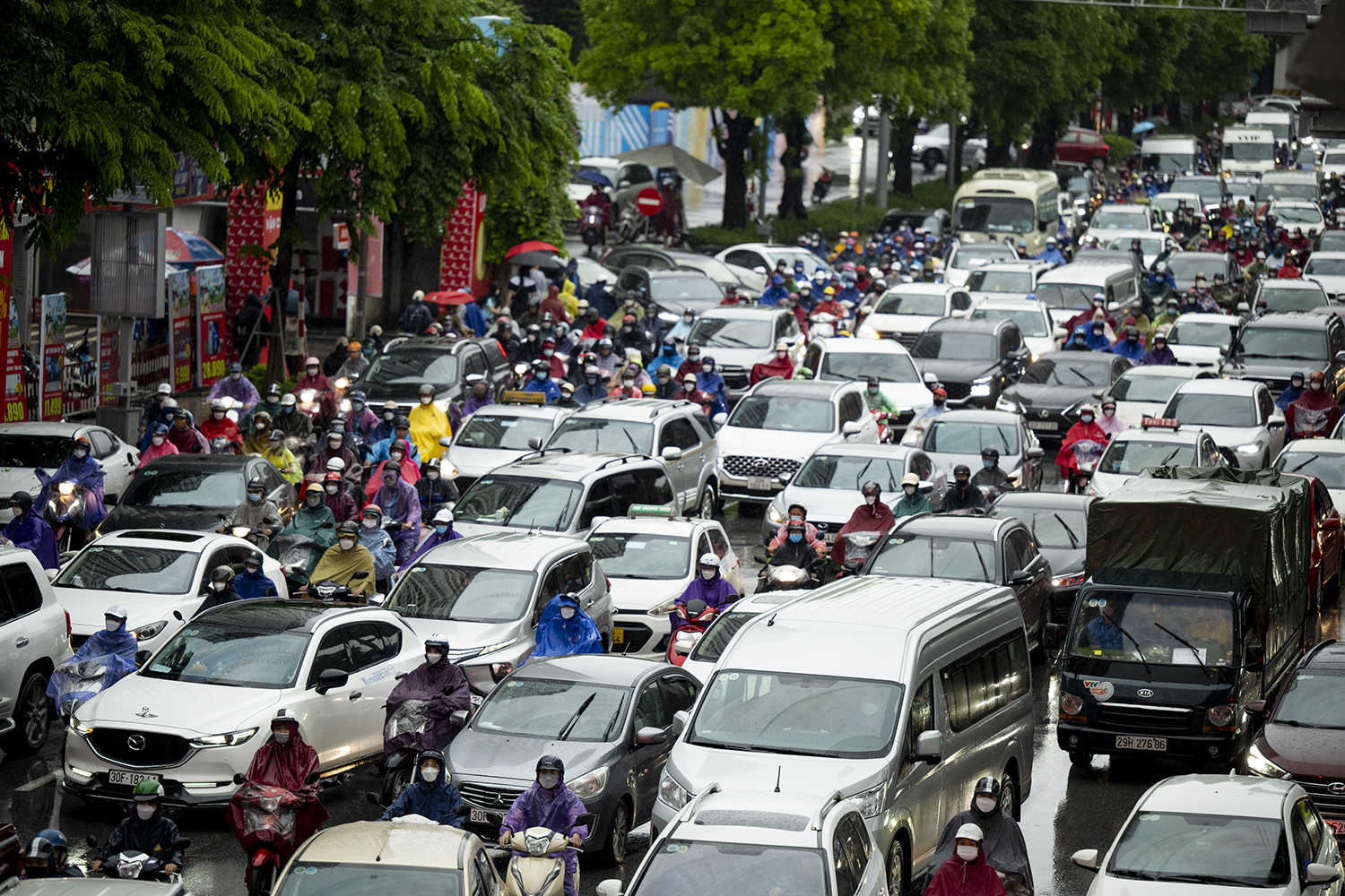 Trục đường Trường Chinh hướng về ngã tư sở đông kín phương tiện.