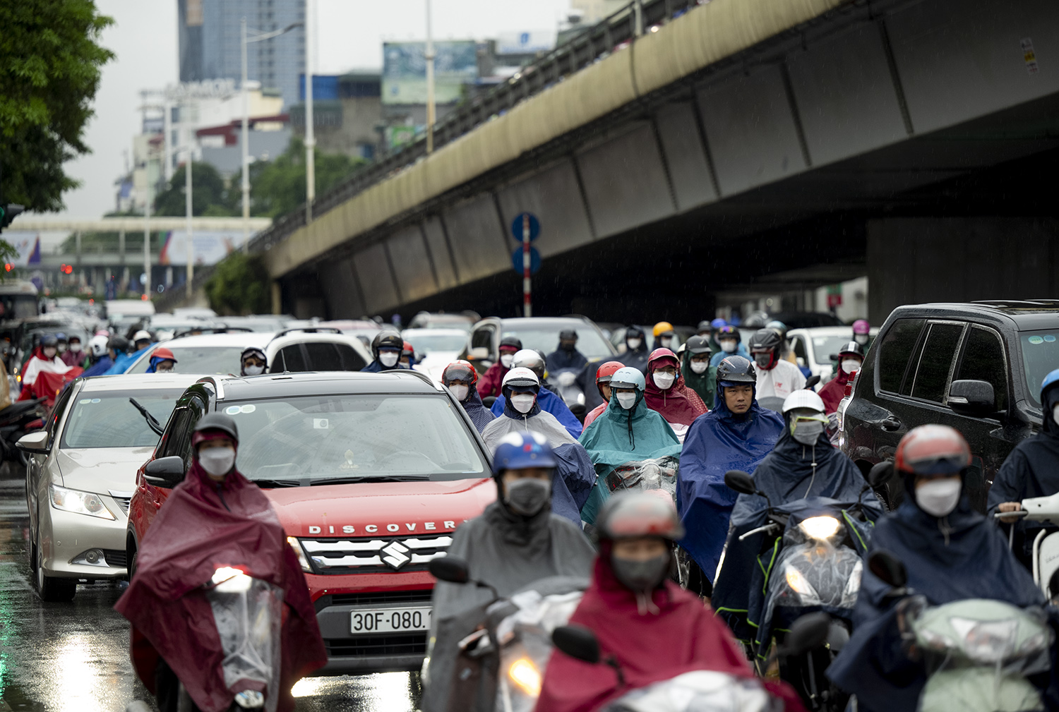 Hà Nội ùn tắc kinh hoàng, người dân chôn chân dưới trời mưa - 8