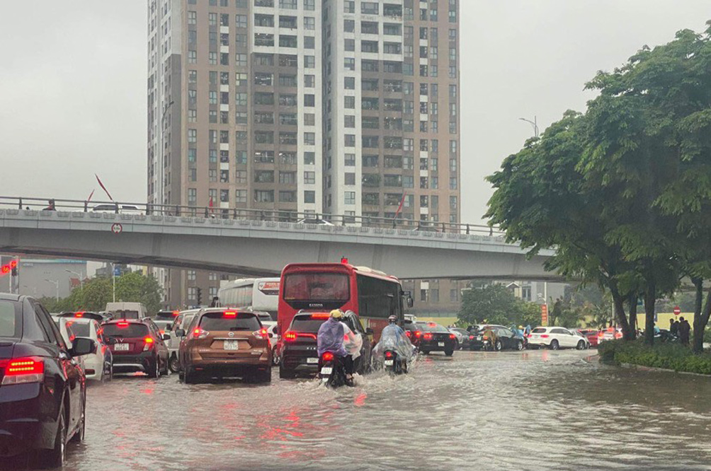 Anh&nbsp;Tuyền cho biết, khoảng 6h30 anh di chuyển trên QL5 để vào trung tâm TP.Hà Nội, khi đi đến đoạn gần sân gofl Long Biên bị ùn tắc kéo dài do mưa ngập. “Từ 6h30 đến gần 10h tôi mới di chuyển được qua cầu Vĩnh Tuy. Đường bị ngập khiến nhiều xe ôtô chết máy. Hiện tại khu vực này lại đang ùn tắc chiều ngược hướng Hà Nội – Long Biên”, anh Tuyền nói. Theo anh Tuyền, do ùn tắc kéo dài các tài xế không di chuyển được nhiều người đã phải đi ngược chiều và quay đầu xe trên cầu.