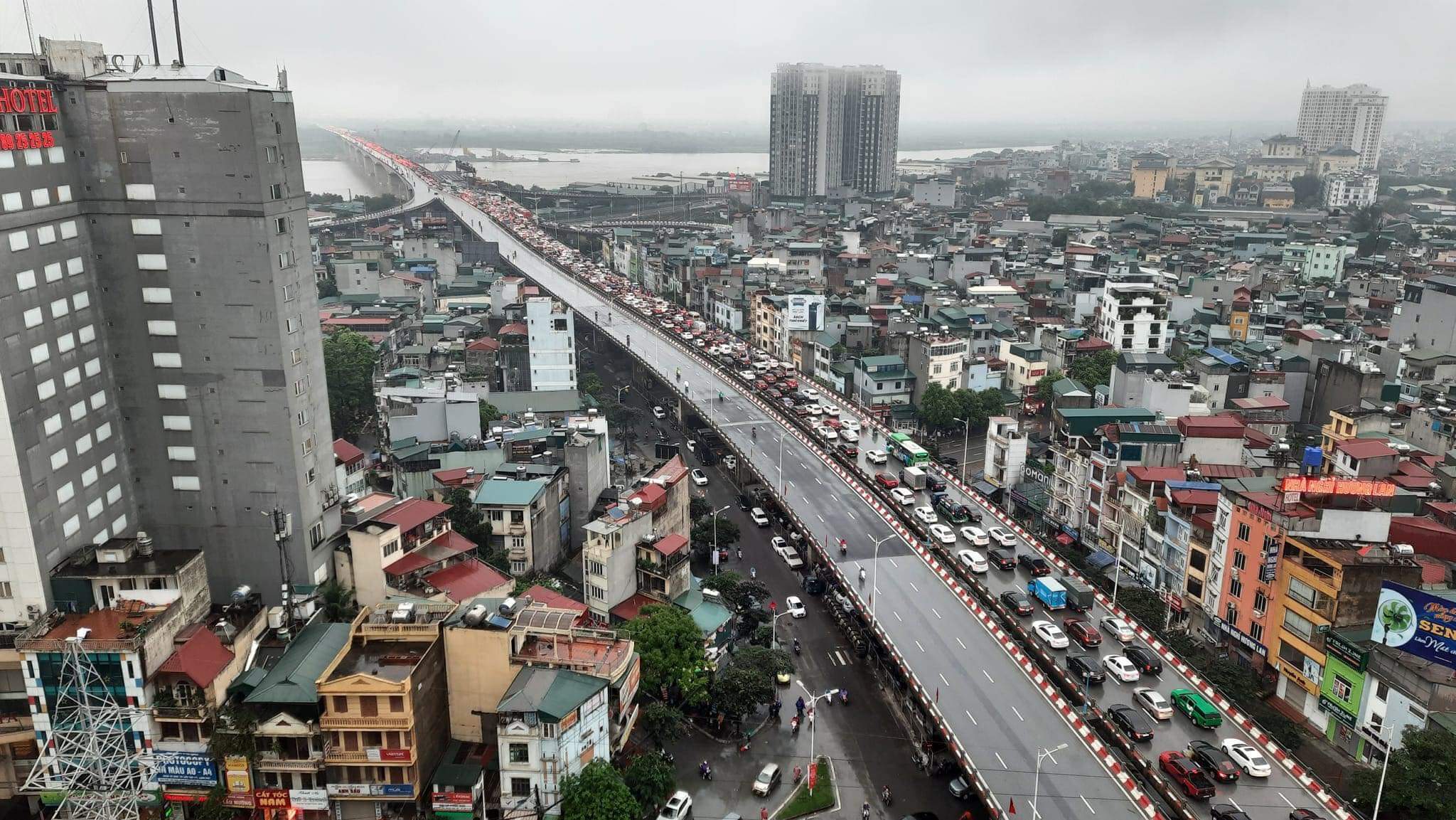 Anh Nguyễn Hà (trú quận Hai Bà Trưng) cho hay, đến khoảng 9h sáng 24/5, cầu Vĩnh Tuy hướng từ nội thành đi QL5 đã kẹt cứng với hàng dài phương tiện tham gia giao thông. Theo anh Hà, lý do tắc bởi khu vực quận Long Biên có một số đoạn đường ngập nước khiến các phương tiện di chuyển ra QL5 gặp khó khăn.