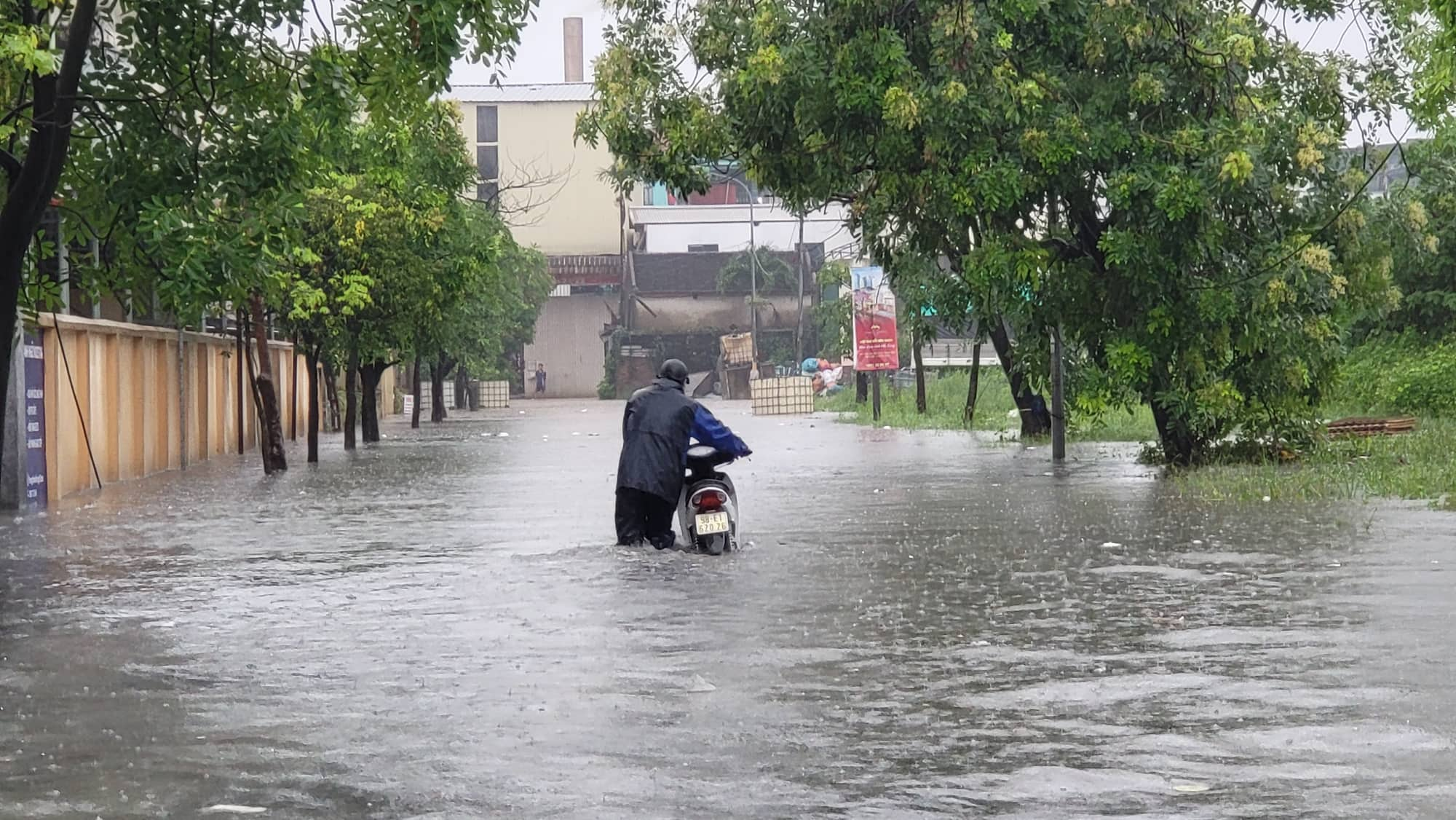 Nhiều phương tiện bị chết máy phải dắt bộ trong “biển nước”.