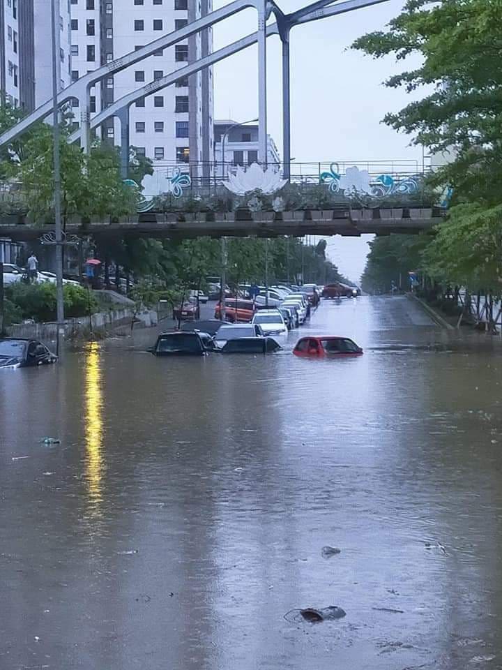 Theo ông Quyền, sáng nay Công ty thoát nước đã có biển cảnh báo ở khu vực trước cửa chung cư Hoàng Gia. Một số ô tô bị chìm trong nước là do xe đỗ qua đêm và một số xe ô tô sáng đi vào nên bị chết máy.&nbsp;