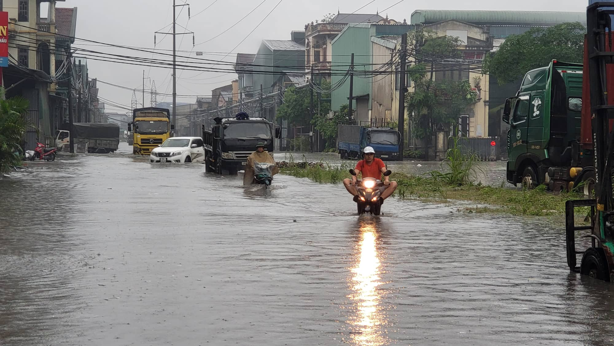 Hàng loạt ô tô mất hút trong &#34;biển nước&#34; ở Bắc Ninh - 6