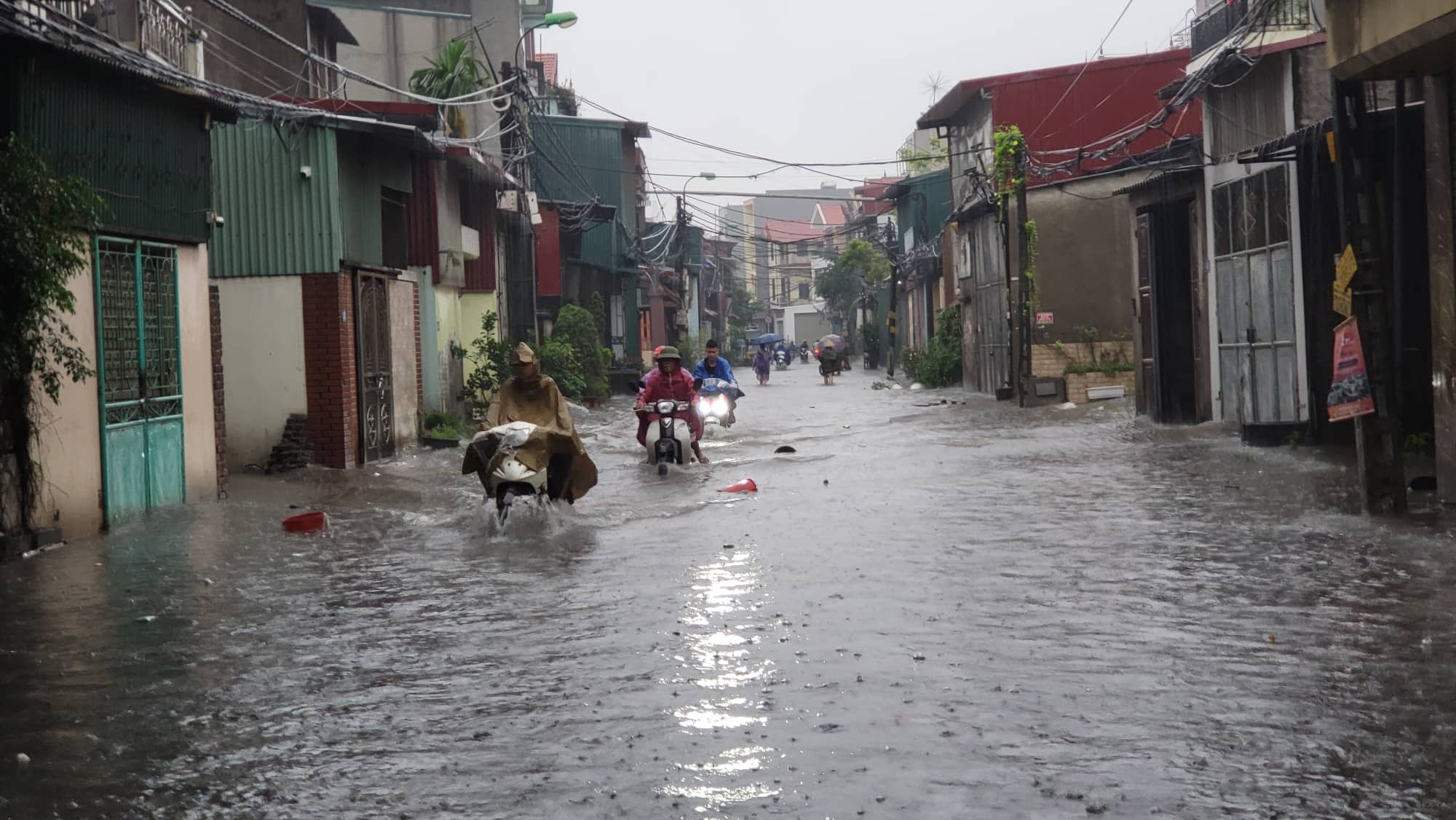 Hàng loạt ô tô mất hút trong &#34;biển nước&#34; ở Bắc Ninh - 8