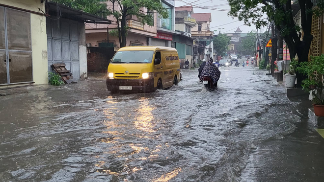 Tuyến đường liên phường Phong Khê (TP.Bắc Ninh) ngập như sông khiến các phương tiện di chuyển gặp nhiều khó khăn.