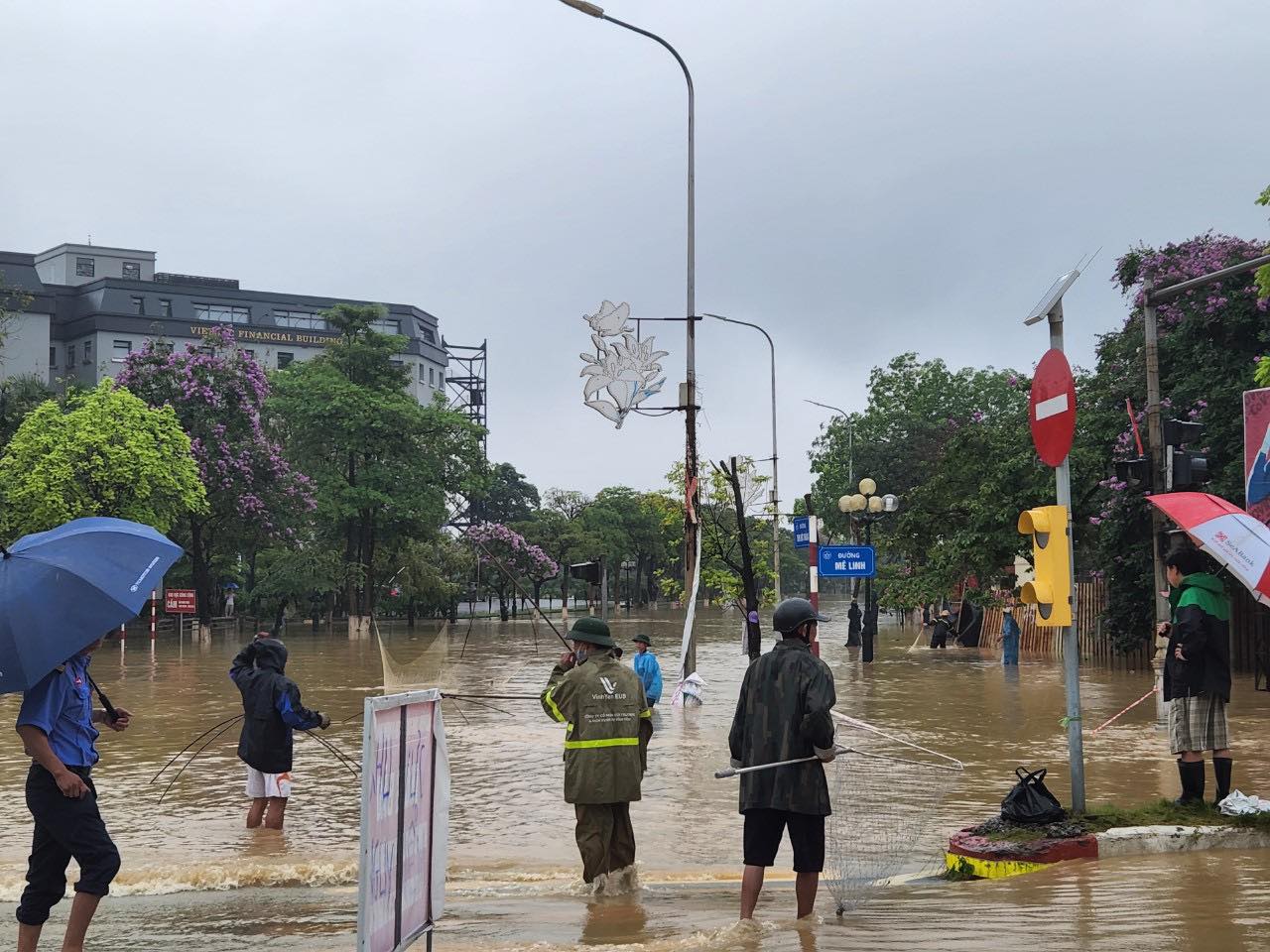 &nbsp;Người&nbsp;dân mang vó, cần ra phố bắt cá.