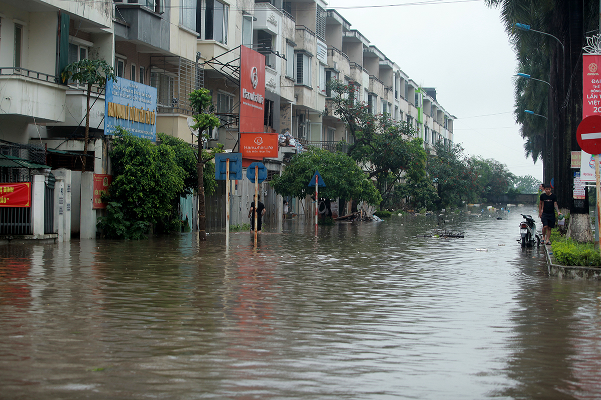 Khu đô thị Tây Đô, xã Tân Lập (huyện Đan Phượng, Hà Nội) cũng trong tình trạng ngập sâu, theo người dân nơi đây, các con đường nội khu&nbsp;ngập sâu hai ngày nay do mưa lớn.