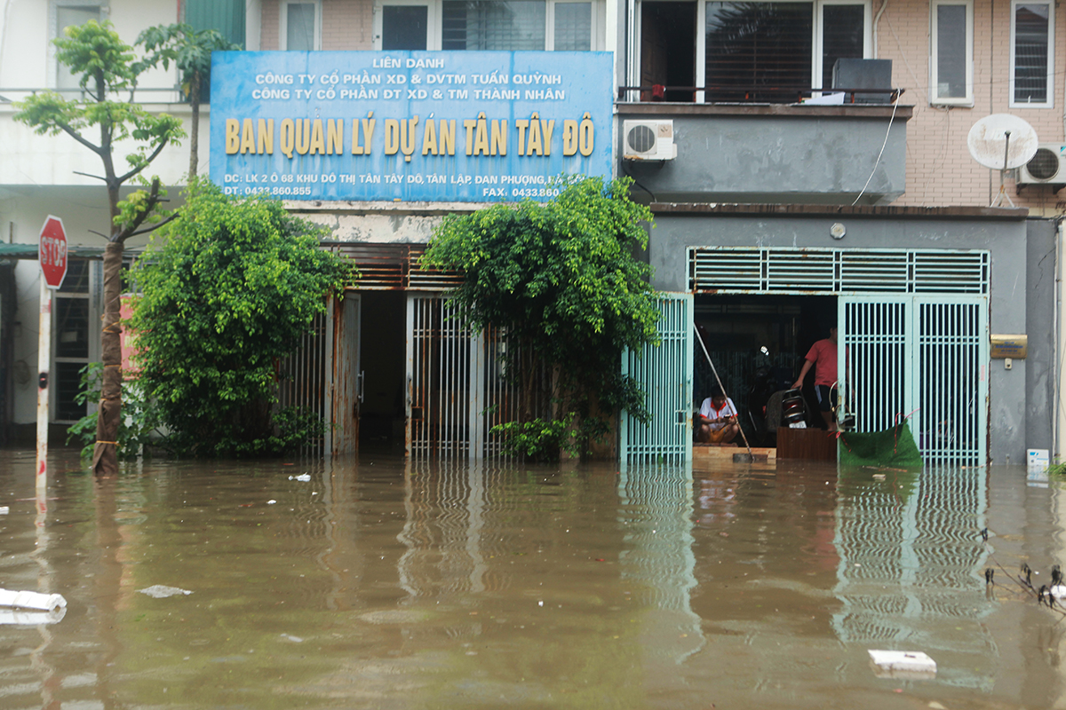 Anh Nguyễn Văn Xuân, khu liền kề 2 cho biết: “Mưa lớn, nước ngập sâu hai hôm nay rồi, các con đường trong khu đô thị ngập sâu nửa mét, nhiều nhà mặt tiền không kịp chắn, nước tràn vào nhà. Nhà tôi phải dùng mọi thứ để chắn ở cửa, ngăn nước vào nhà”.