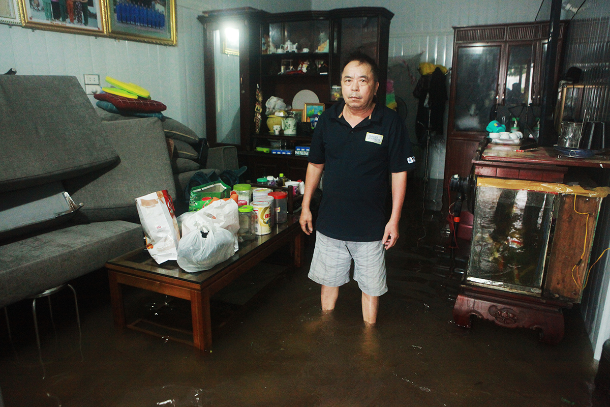 Ông Nguyễn Như Long cho biết: “Nước tràn vào nhà từ hôm 22/5, nhưng nhưng hôm nay nước vẫn chưa rút, một số đồ đạc trong nhà phải đưa lên cao, cuộc sống của cả gia đình đào lộn. Tôi cũng chưa biết nguyên nhân vì sao năm nay khu phố này lại ngập sâu và&nbsp;nước không rút nhanh như những năm trước”.