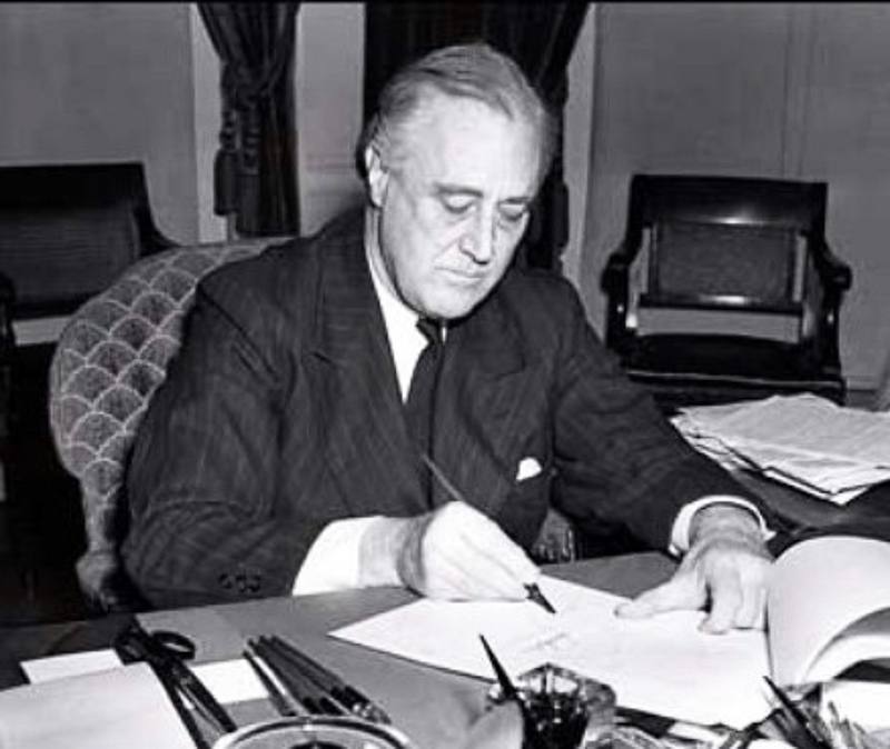 Tổng thống Franklin D. Roosevelt ký đạo luật Lend-Lease năm 1941 (ảnh: BI)