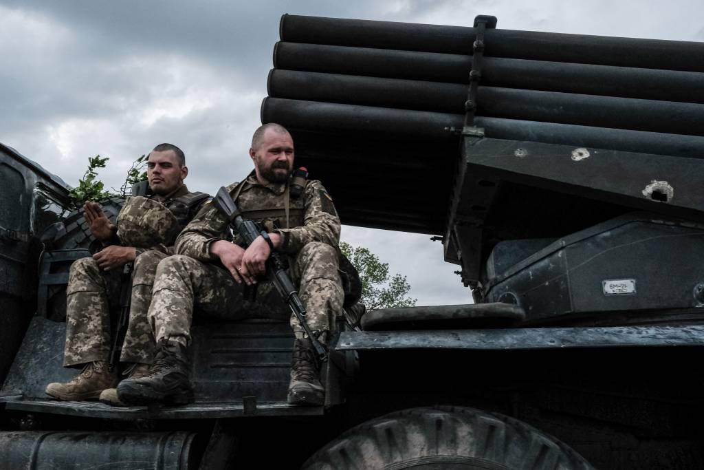 Binh sĩ Ukraine ở Donbass (ảnh: Guardian)