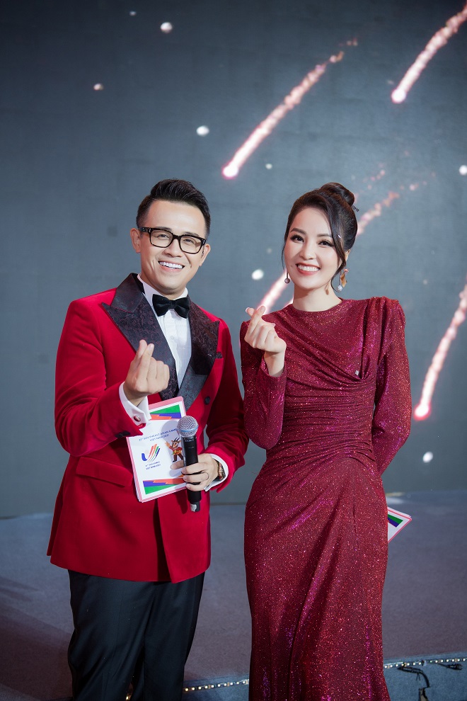 MC Đức Bảo và Á hậu Thụy Vân đảm nhận vai trò dẫn chương trình Bế mạc SEA Games 31