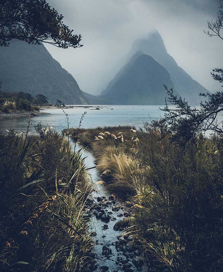 11.&nbsp;Milford Sound

Milford Sound được tạo ra&nbsp;từ&nbsp;hàng nghìn năm trước bởi các sông băng, thác nước. Dòng nước bao quanh những ngọn núi cao tạo nên những chuyến du ngoạn bằng thuyền đầy phiêu lưu.
