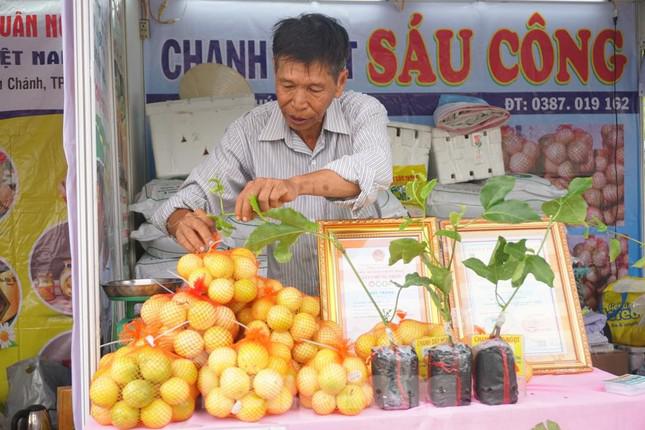 Ông Sáu Công với sản phẩm chanh leo ngọt độc quyền do mình lai tạo thành công