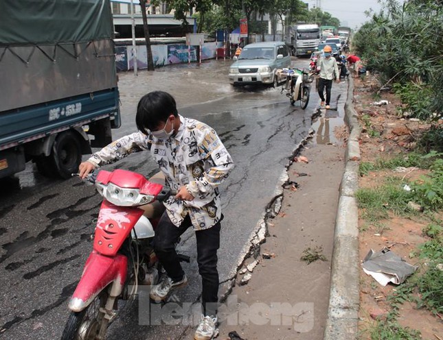 Một số chủ phương tiện xe máy cố gắng vượt qua khu vực ngập, sự cố xe chết máy đã xảy ra.