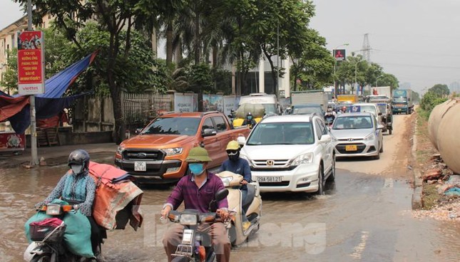 Ùn tắc kéo dài diễn ra tại khu vực ngập úng trong chiều 25/4