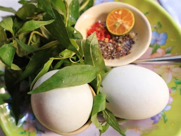 Rau răm có thể ăn kèm cùng trứng vịt lộn để tăng hương vị. (Ảnh minh họa)