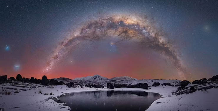 4. Sau khi nghe tin về tuyết rơi xung quanh khu vực Castle Hill trên đảo Nam của New Zealand, nhiếp ảnh gia Nick Faulkner đã cầm máy ảnh lên đường và chụp lại bầu trời đêm tuyệt đẹp này.
