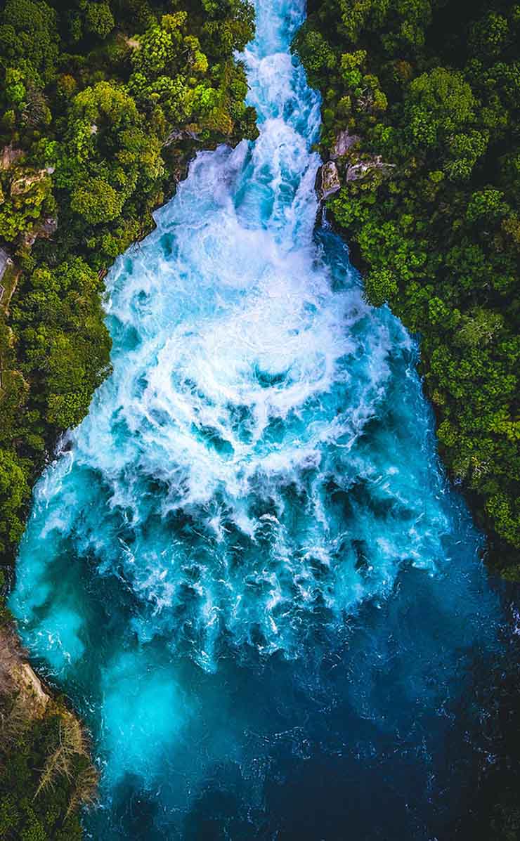8. Thác Huka

Thác Huka là một tập hợp các thác nước trên sông Waikato chảy ra hồ Taupo. Cách thác Huka vài trăm mét về phía thượng lưu, sông Waikato thu hẹp chiều ngang từ 100m xuống còn 15m.
