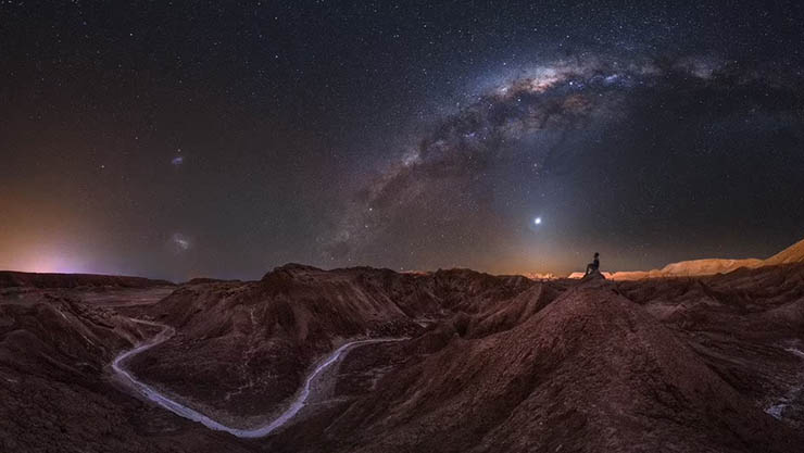 8. Bức ảnh quyến rũ này được chụp bởi Alexis Trigo ở ngoại ô San Pedro de Atacama, Chile. Anh nói: “Khi bạn đến thăm sa mạc Atacama khô cằn và bầu trời đầy sao, bạn có cảm giác như đang ở một hành tinh khác”.

