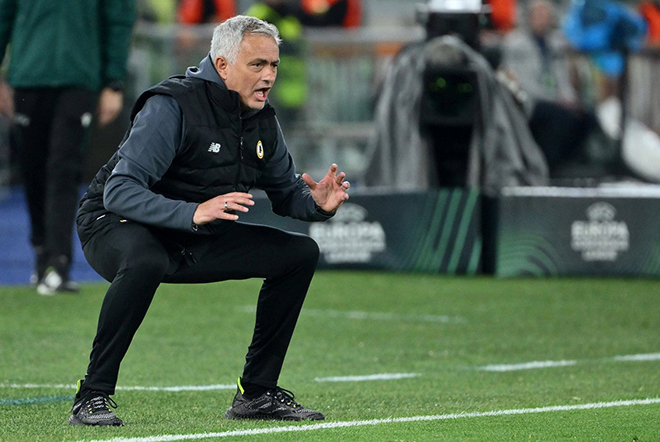 Jose Mourinho đang ghi dấu ấn quá lớn đối với NHM AS Roma với tinh thần dẫn dắt máu lửa (Nguồn: UEFA)