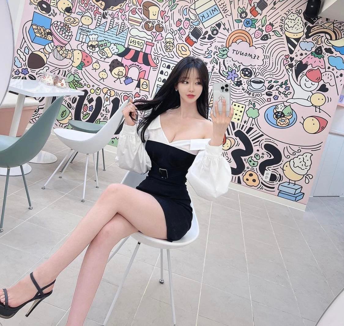 Yoon Jung nổi tiếng trên mạng xã hội vì sở hữu gương mặt cùng thân hình đúng chuẩn đẹp Hàn Quốc. Trước đó, hình ảnh cô nàng diện váy ôm sát cơ thể, khoe khéo body khi đi đổ xăng cũng nhanh chóng nhận được nhiều lượt yêu thích của cư dân mạng&nbsp;